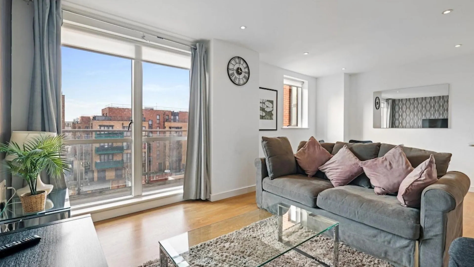 London East Side Wharf Apartment